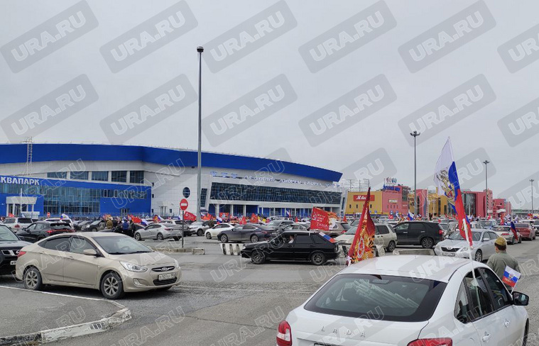 Парковка у Ледового дворца в Сургуте, где собрались участники праздничного автопробега