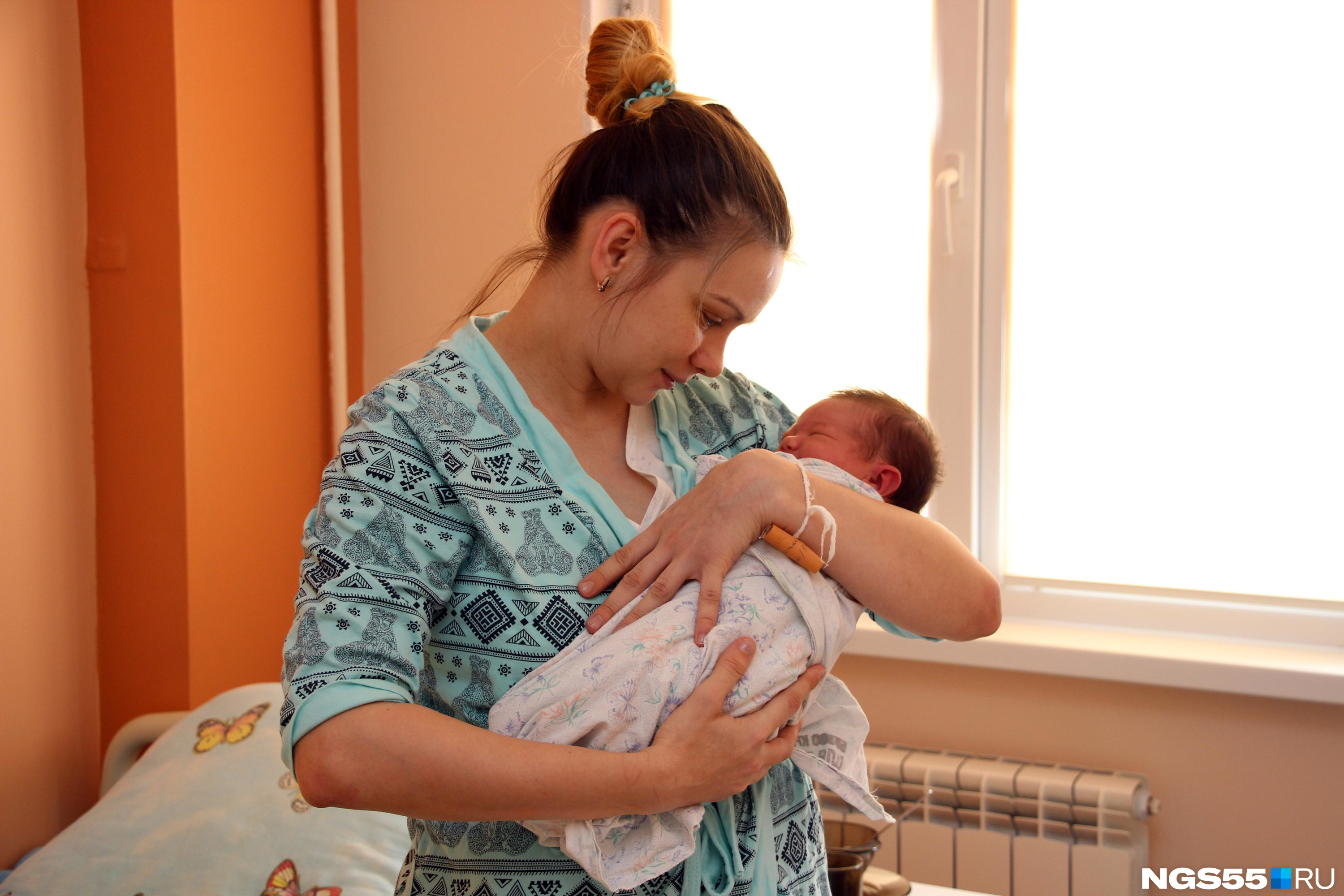 роддом 5 омск. омск роженица. омск роженица. елена гайсина омск. подарки новорожденным в роддоме.