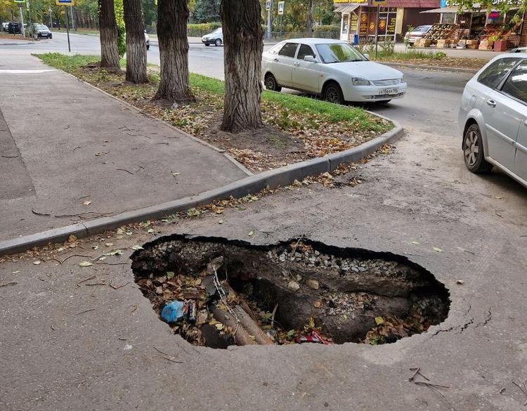 quot;Глаз народаquot;. Провал асфальта мешает попасть во двор Регионы Селдон Новости