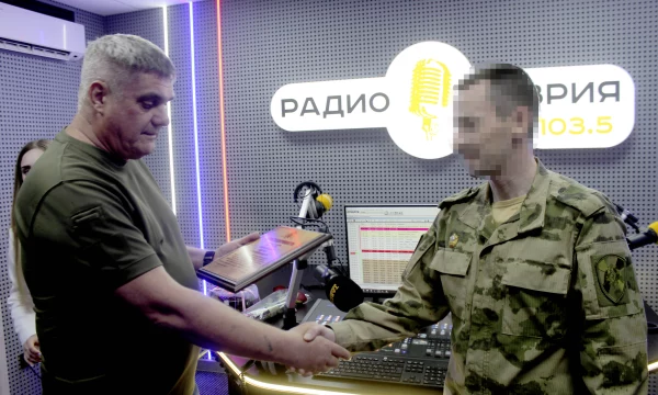 В Херсонской области росгвардейцы поздравили коллектив ТРК «Таврия» с Днем радио