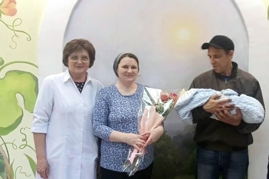 В Кургане из роддома выписали маму, которая родила десятого малыша