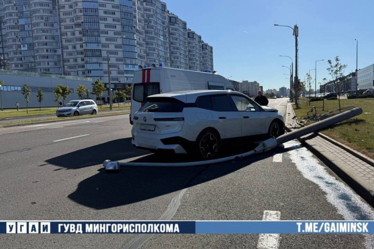 BMW влетел в фонарный столб в Минске: видео