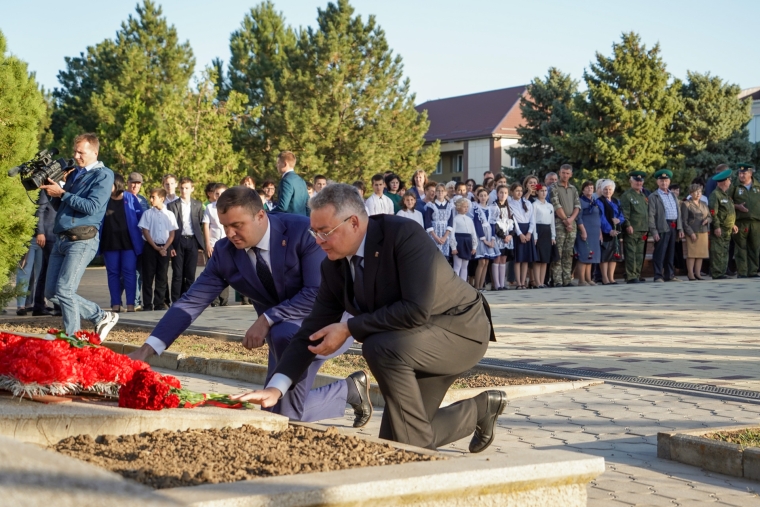 ГУБЕРНАТОРЫ ВЛАДИМИРОВ И ХОЦЕНКО ОТКРЫЛИ НА СТАВРОПОЛЬЕ БЮСТ С.И. МАНЯКИНА