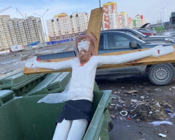 ​В ХМАО в мусорку выбросили крест с распятием
