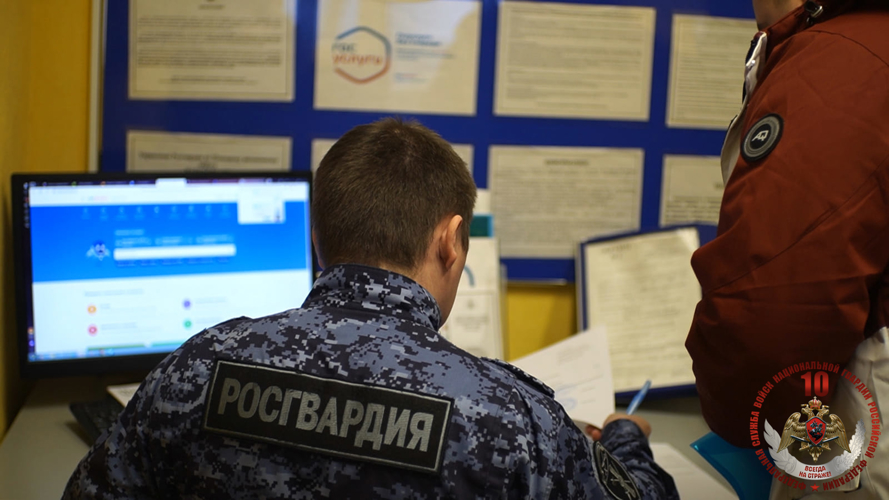 Росгвардия приняла от жителей Нарьян-Мара личное оружие для передачи бойцам СВО