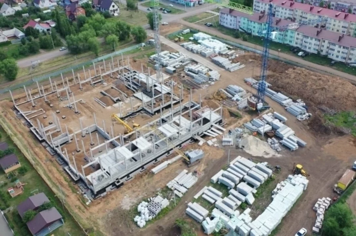 В Бузулуке продолжается строительство школы.