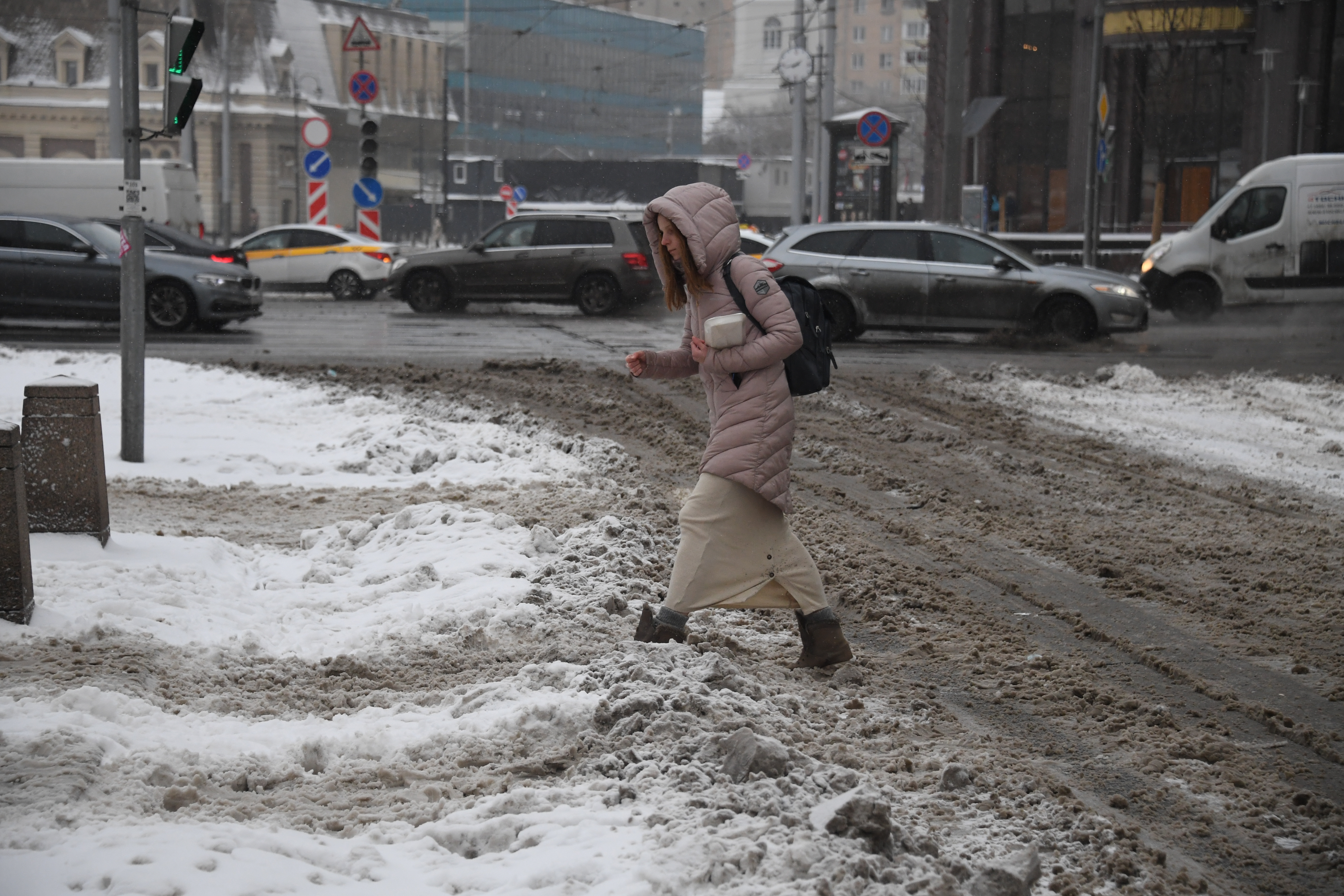 Ударил сильный мороз. Питер зима грязь. Сильнейший снегопад в Москве. Сильный снегопад в Питере. Слякоть в Москве.