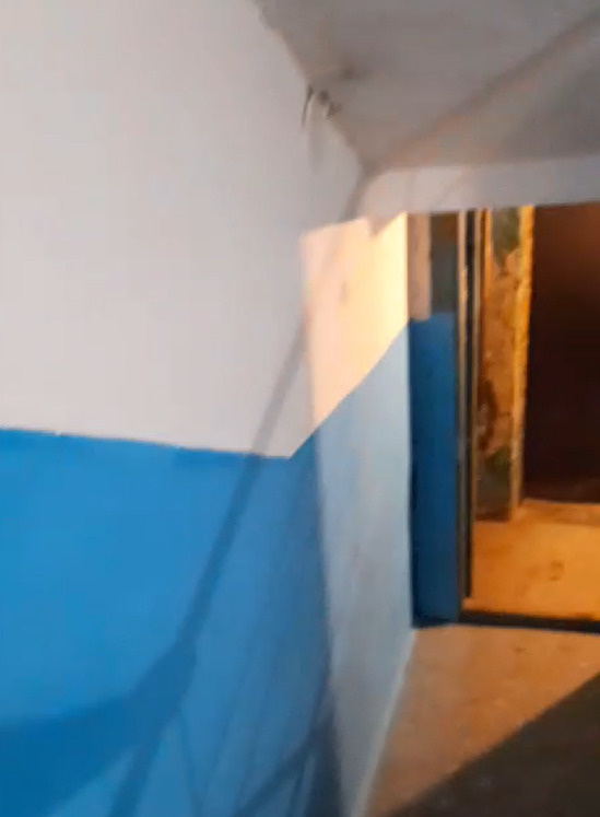 Осмотр дверей. Демонтаж двери в подъезде. Подъезды в сербии. Подъездные двери россия. Объявления в подъезде дверь входная.