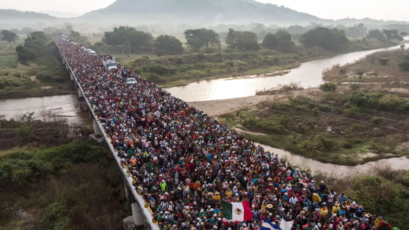 Новый караван из 3 тысяч человек направляется на север Мексики
