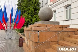 Постаменты на крыльце здания администрации города Кургана нуждаются в капитальном ремонте
