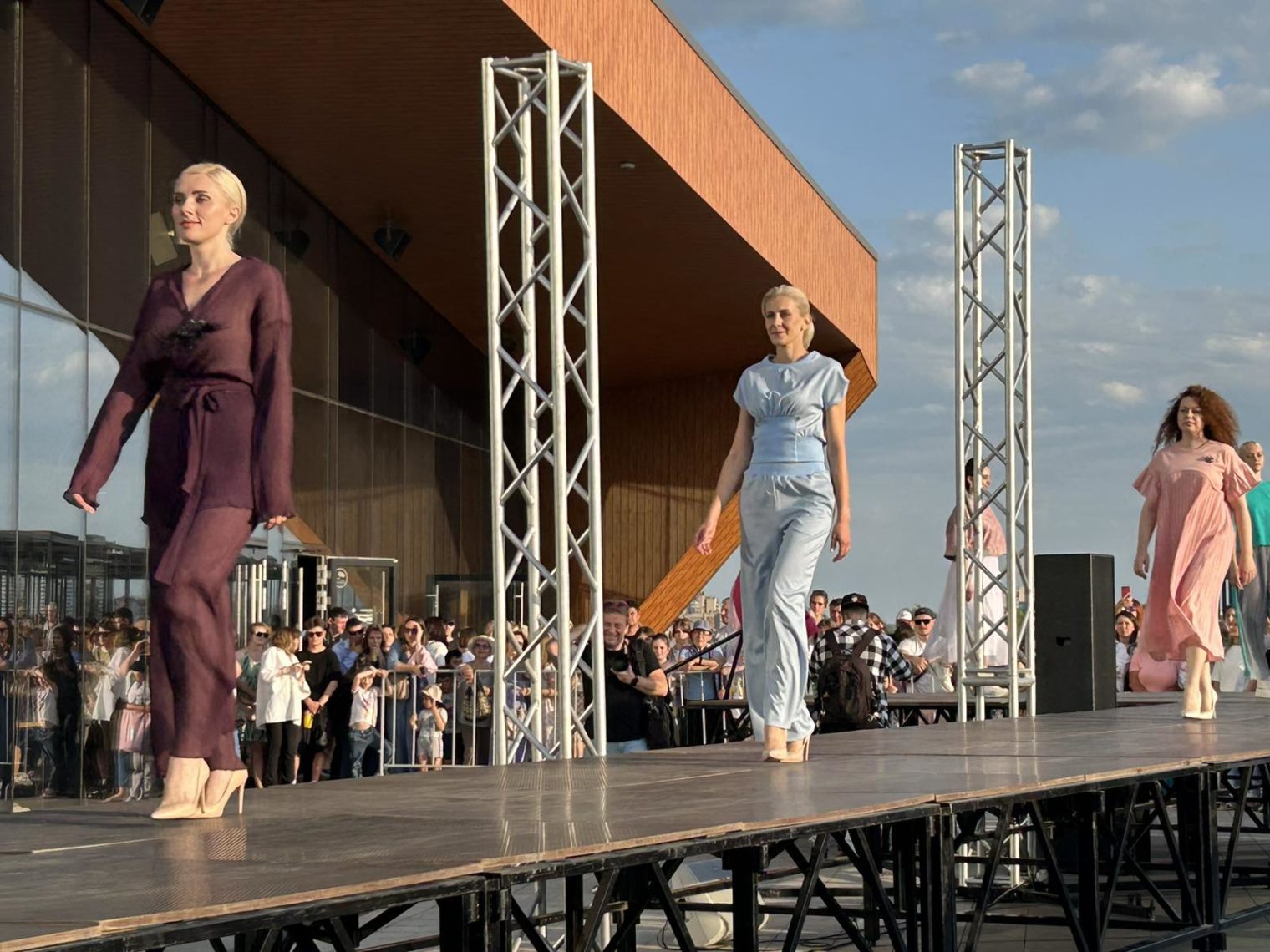 Фестиваль моды. Фестиваль моды. Зеленый подиум фестиваль. Фестиваль половодье магнитогорск. Зеленый подиум фестиваль.