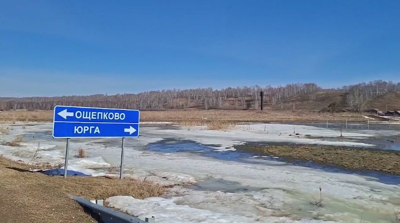 Низководный мост закрыт из-за подтопления в тюменском селе 