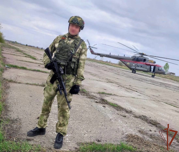 Спецназ Росгвардии провел тренировку по беспарашютному десантированию из вертолета в Мордовии