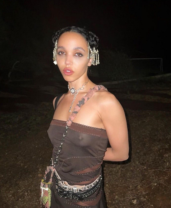 От Кристен Стюарт до FKA Twigs: с кем встречался главный вампир нулевых Роберт Паттинсон и чью кровь он пьет сейчас