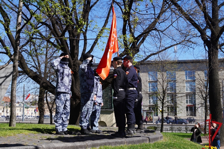 Сотрудники ОМОН «Бастион» Росгвардии приняли участие в патриотической акции «Знамя Победы»