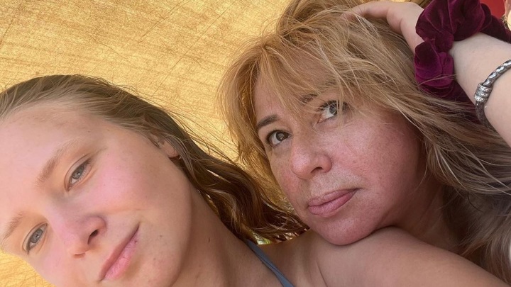 Алена апина дочь ксения фото Алена Апина впервые за долгое время показала 20-летнюю дочь от суррогатной матер