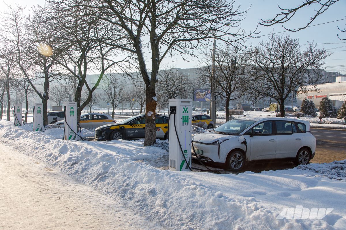 Таксисты занимают все зарядки? Что происходит на электрозаправках днем