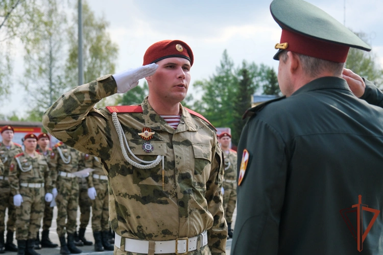 В Уральском округе Росгвардии наградили участников парадного расчета