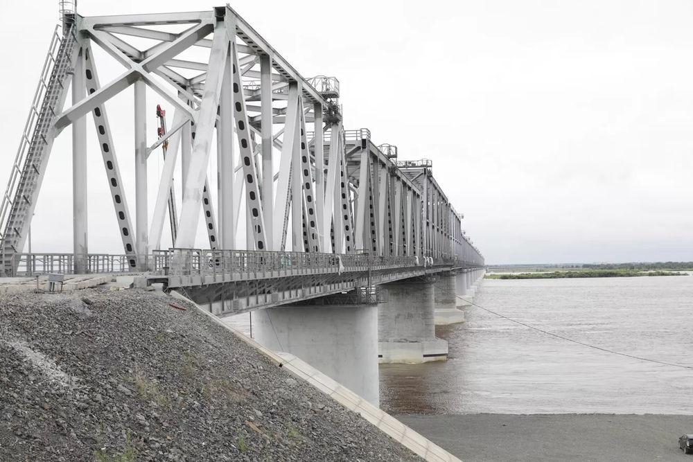 РФ и Китай открыли движение по первому в истории железнодорожному мосту через реку Амур