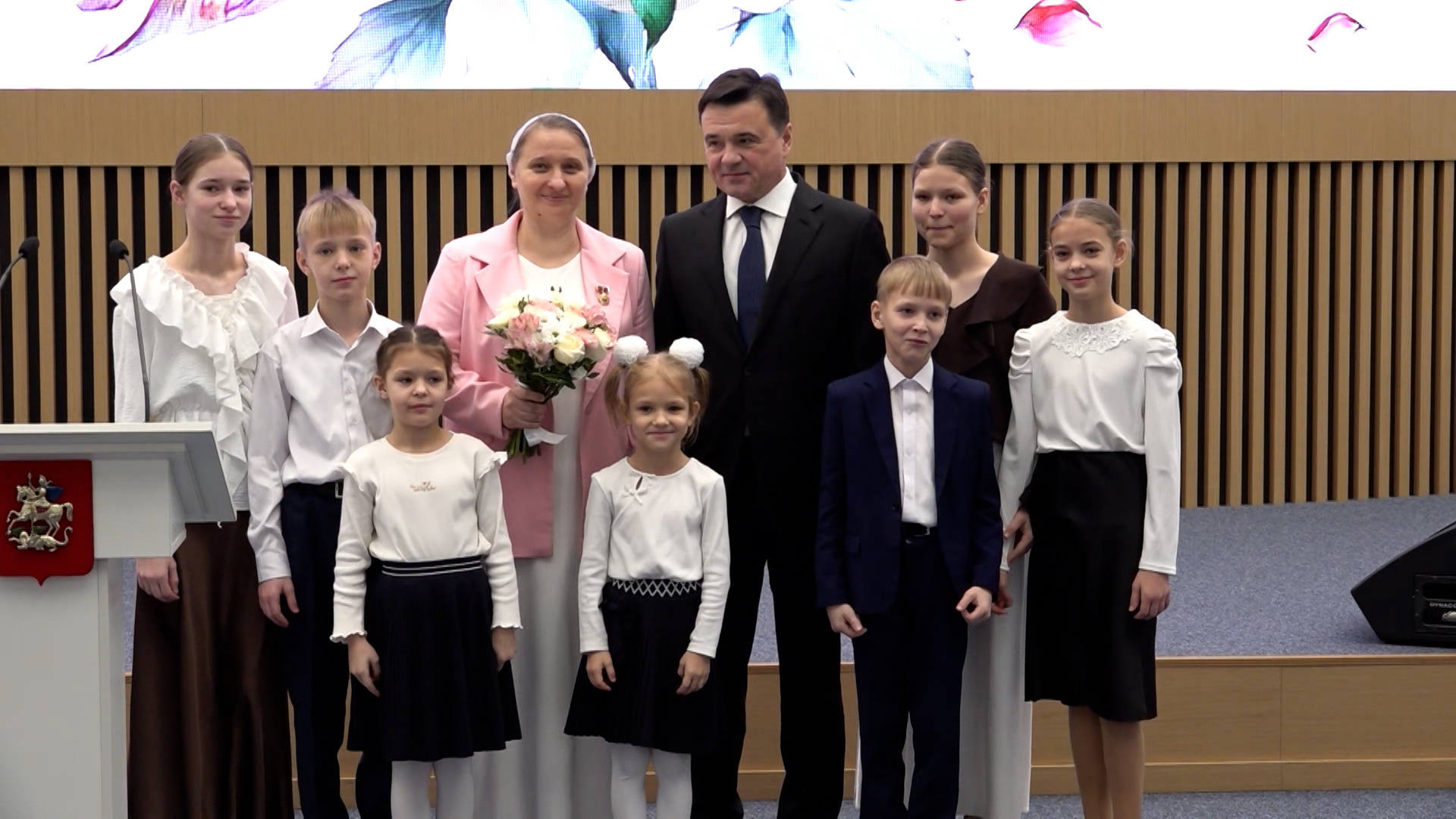 Губернатор Воробьев вручил награды многодетным мамам в Подмосковье