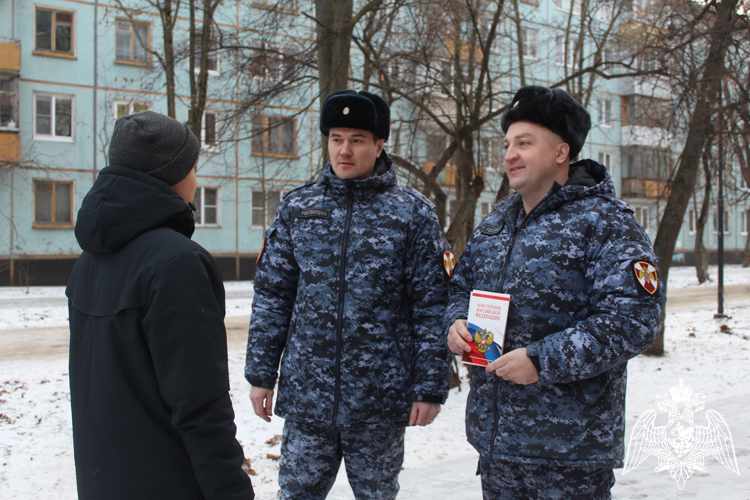 Росгвардейцы побеседовали с вологжанами о Конституции Российской Федерации