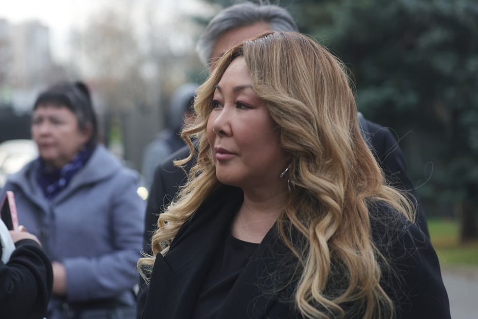 Анита Цой на церемонии рощания с телеведущим Юрием Николаевым на Троекуровском кладбище в Москве