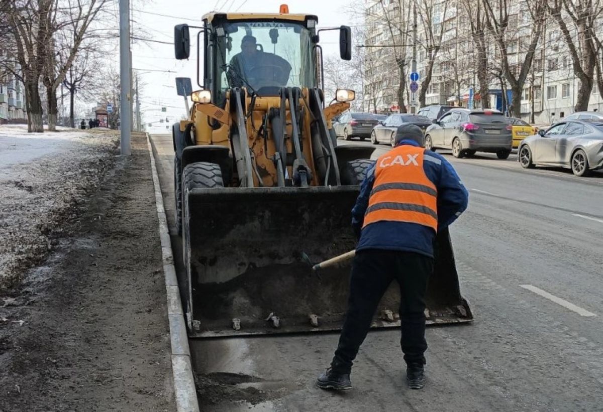 По поручению Ильи Беспалова в Туле приступили к мойке тротуаров и уборке смёта