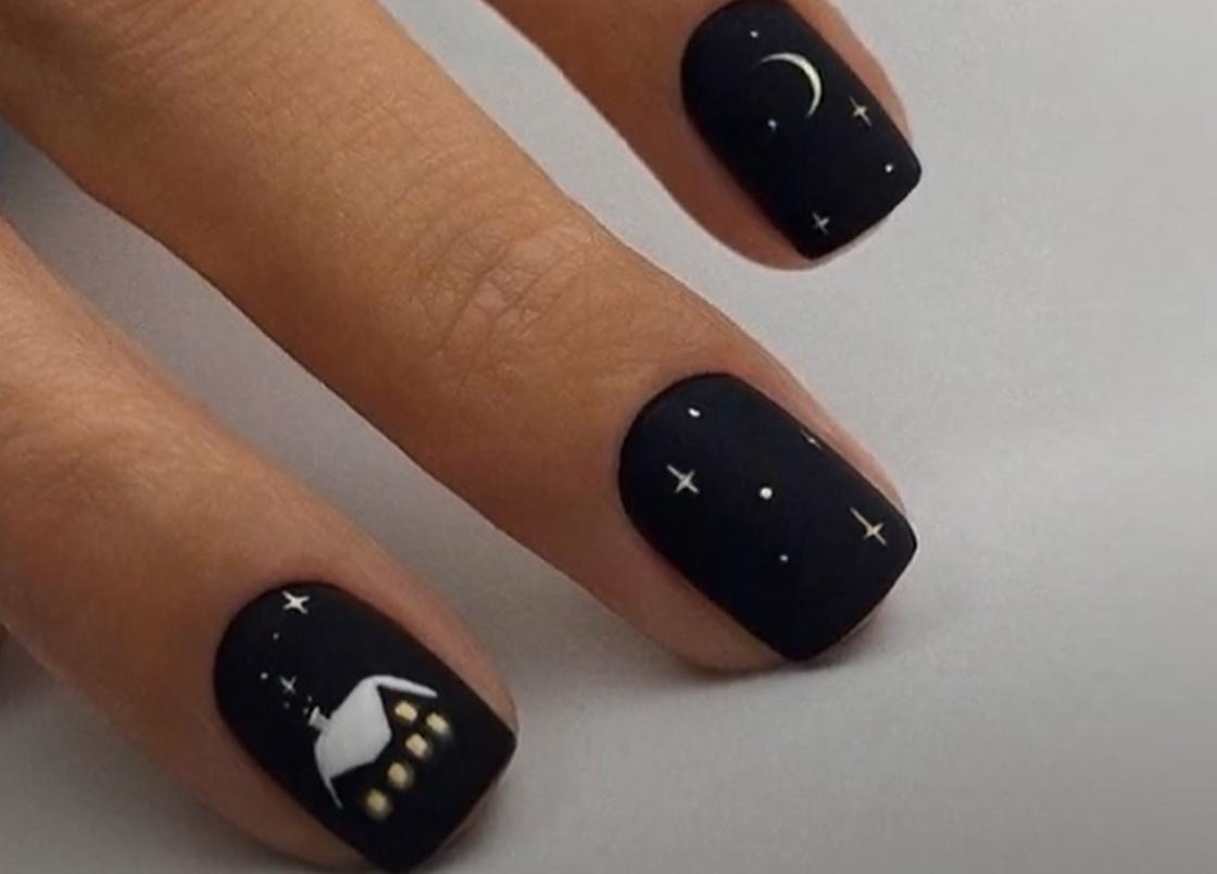Матовый черный маникюр с заснеженным домиком и звездочками, выполненные на коротких квадратных ногтях