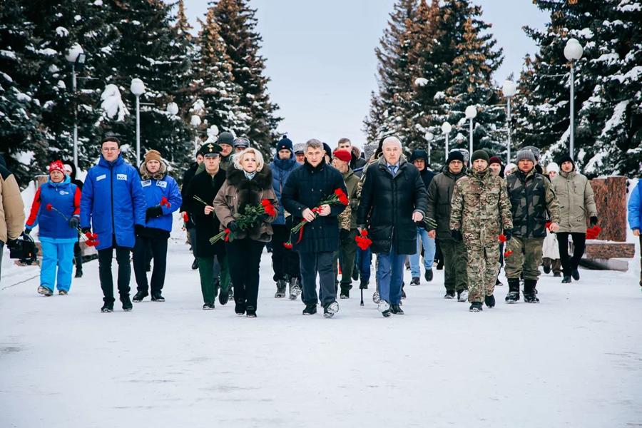Глава Чувашии Олег Николаев почтил память воинов, защищавших рубежи Отечества