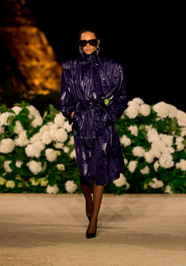 Шоу Saint Laurent, проходившее у подножия Эйфелевой башни на Площади Трокадеро