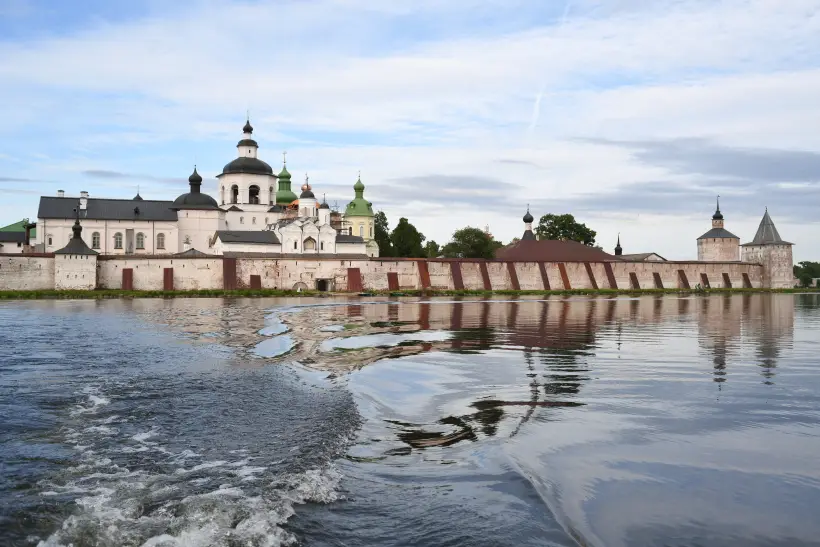 Псковский музей представит в Кириллове выставку трех художников. Фото. Кирилло-Белозерский монастырь на берегу Сиверского озера. © РИА Новости. Сергей Пятаков