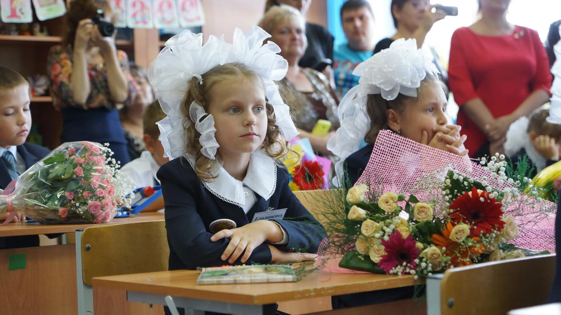 У пятисот учеников. Школьники 1 сентября. Школьный класс первое сентября. Лучшие школы Подмосковья. Хвостики на 1 сентября.