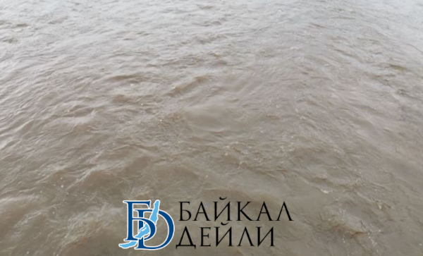 В посёлке Бурятии опасно поднялась река