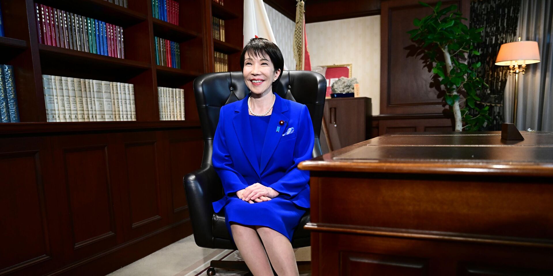 Санаэ Такаити, новоизбранный лидер правящей партии Японии, Либерально-демократической партии (ЛДП), позирует для фотографии в кабинете лидера партии после президентских выборов ЛДП 4 октября 2025 года в Токио, Япония - ИноСМИ, 1920, 08.10.2025