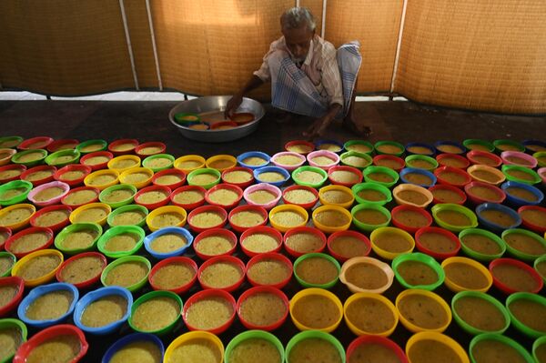 Мужчина раскладывает еду для ифтара во время священного для мусульман месяца Рамазан в Индии. - Sputnik Азербайджан