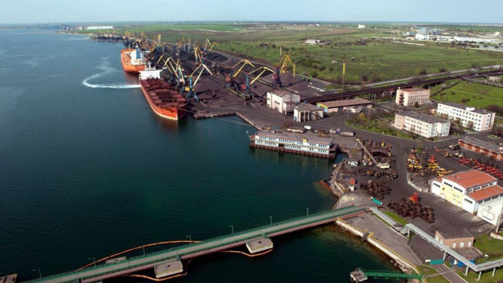 Зеленский заявил о прохождении еще двух судов через временный коридор