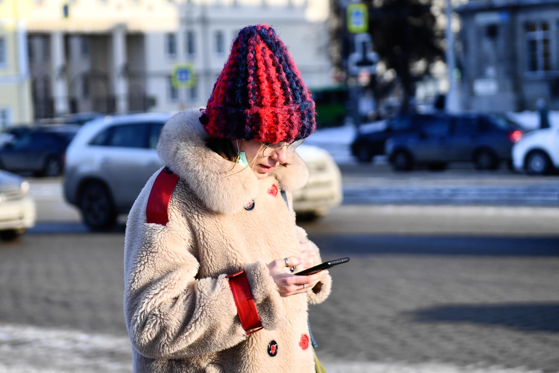 Девушка на улице с мобильным телефоном