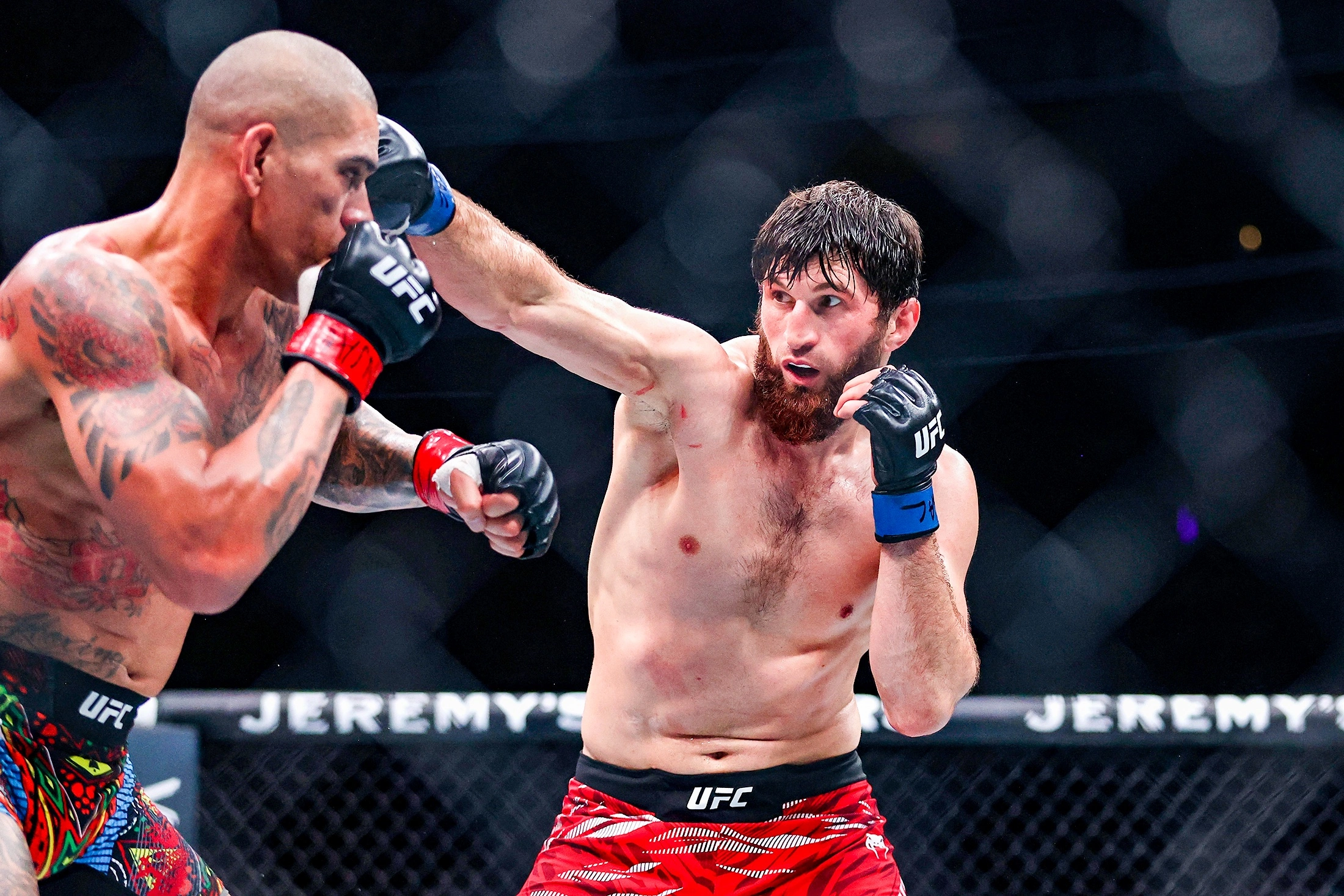 Магомед Анкалаев (справа) превзошел Алекса Перейру в стойке, которая считалась козырем бразильца.