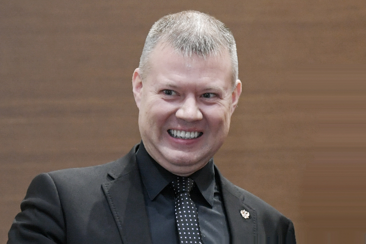 Адель Минапов ушел в отставку по собственному желанию в апреле 2025 года. До этого он отправлял правосудие в АС РТ с 2011-го. Согласно официальной биографии, ему 48 лет, родился он в Казани, здесь же — в КГУ — получал высшее юридическое образование