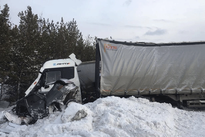 Груз движется