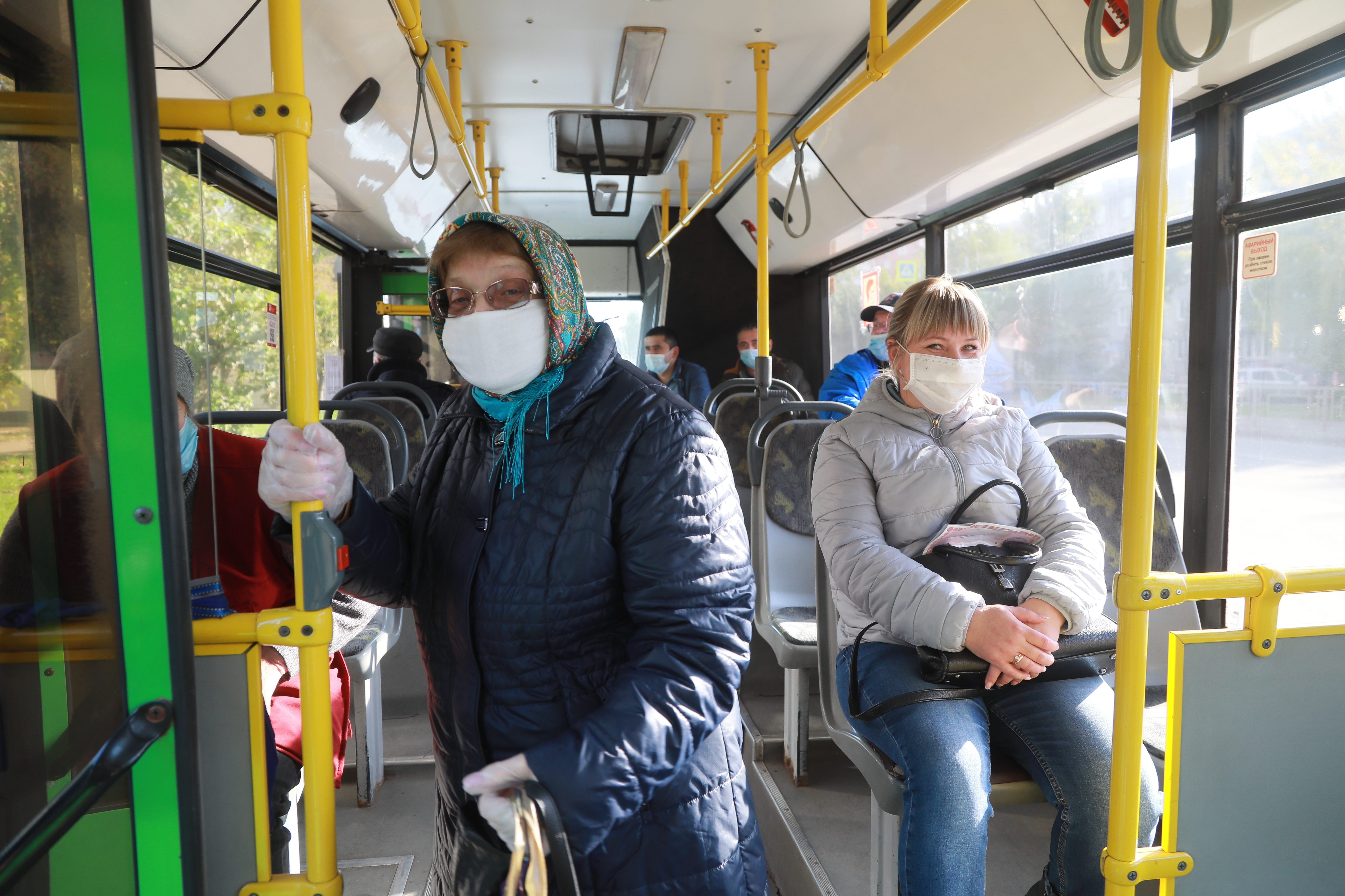 Бесплатный пр. Пассажирка городского транспорта. Обеззараживатели в автобусах. Фотографируют в автобусе без маски. Городской автобус.