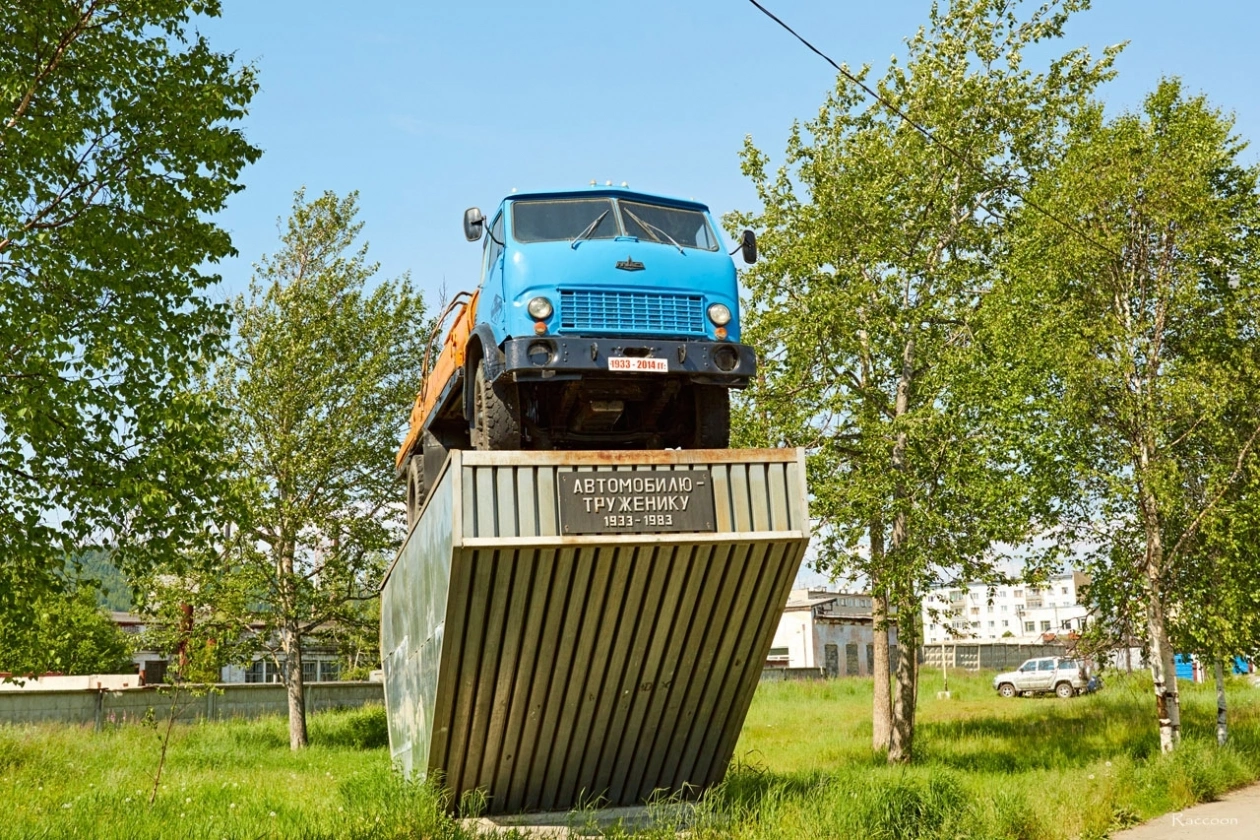 МАЗ-500 установленный на постаменте в поселке Палатка