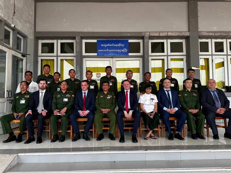 Курганский врач Андрей Каминский (на фото крайний справа в нижнем ряду) посетил военные медцентры Мьянмы