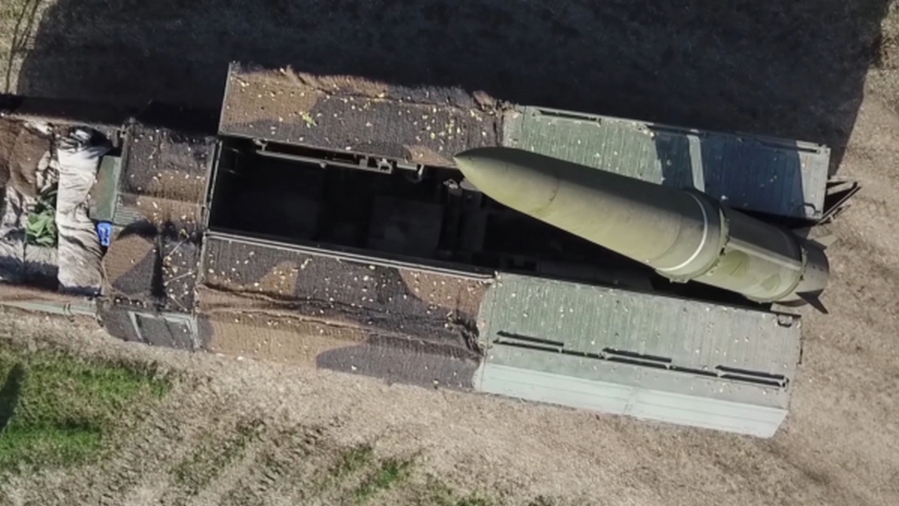 Оперативно-тактический ракетный комплекс «Искандер» на огневой позиции.