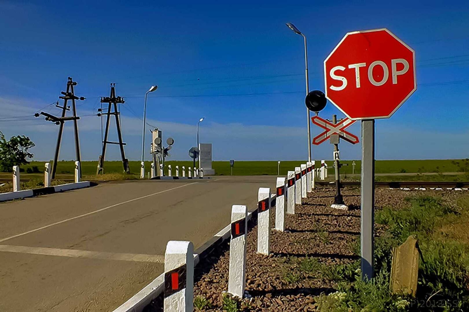 Закрытый путь. Железнодорожный переезд. Железнодорожныйперерезд. ЖД переезд. Закрытие переезда.