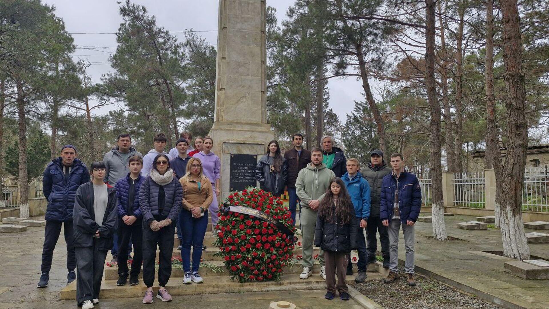 Cотрудники Русского дома в Баку, а также представители Русской общины, Ассоциации русской молодежи и Центра татарской молодежи в Азербайджане Яшьлек провели традиционную акцию по очистке территории Ясамальского кладбища - Sputnik Азербайджан, 1920, 01.12.2024