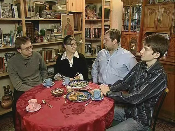 Никита Высоцкий с мамой Людмилой Абрамовой и сыновьями Семеном (справа) и Даниилом (слева)