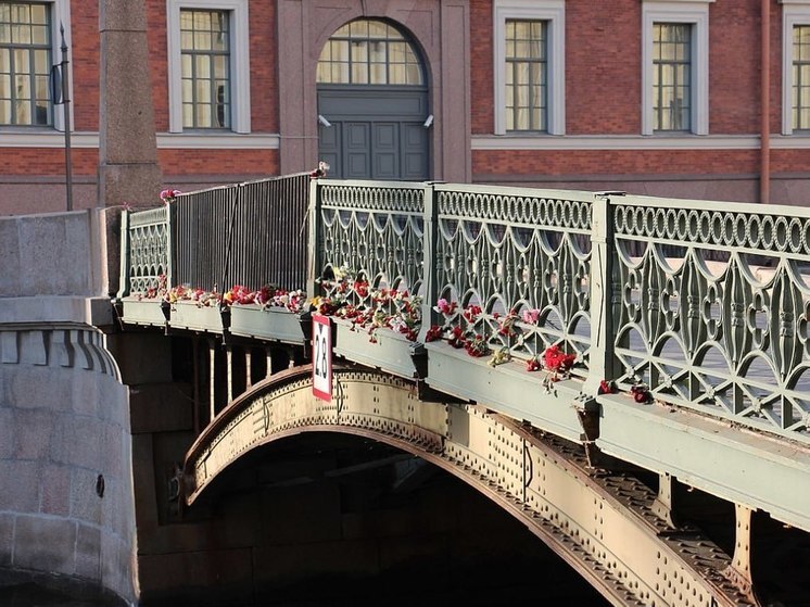 10 дней с падения автобуса в реку: петербуржцы несут цветы к Поцелуеву мосту