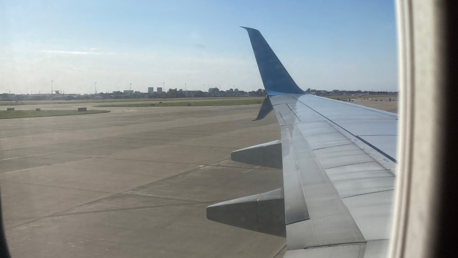 Рейс омск нижневартовск самолет. Аэропорт Нижневартовск. Самолет над Нижневартовском. Самолет на парковке. Нижневартовск вид с самолета.