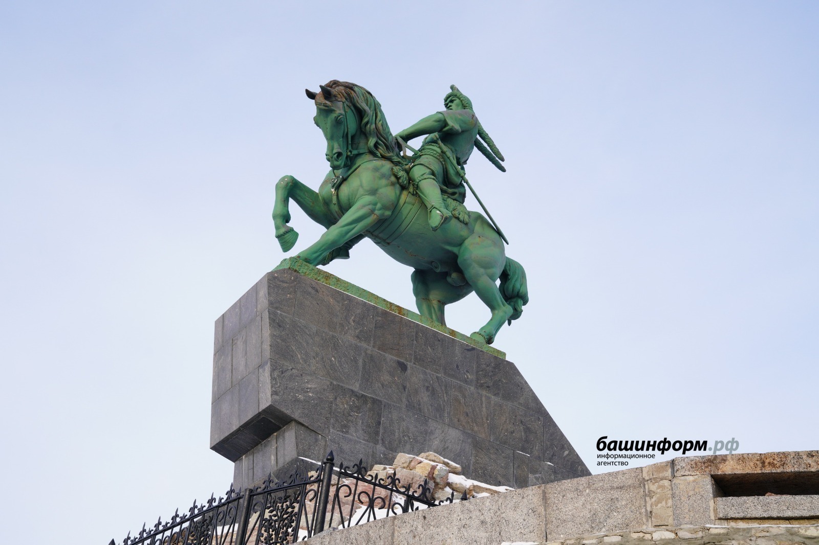 Салават юлаев памятник год. Памятник Салавату Юлаеву, Уфа, Башкортостан, Россия.. Салават Юлаев памятник в Уфе. Скульптура Салавата Юлаева. Памятник Салават Юлаев с высоты.